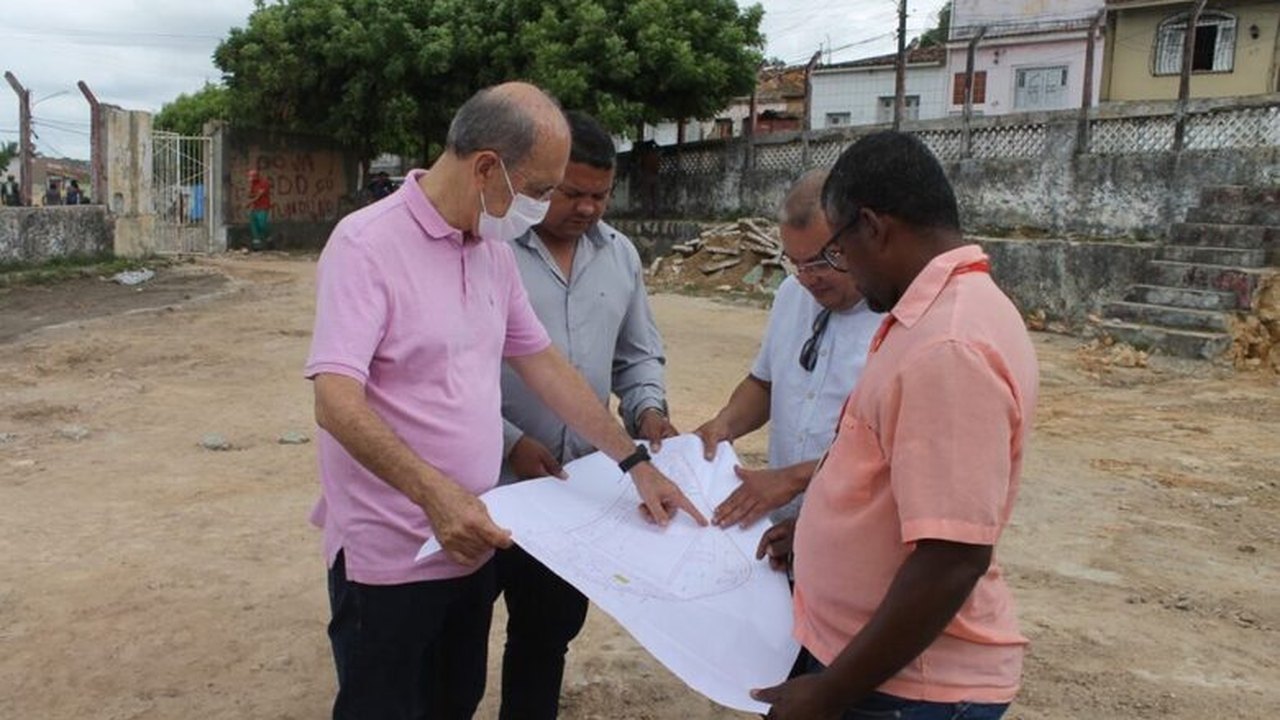 Prefeito Ronaldo Lopes orienta equipe sobre recuperação da quadra e da praça do Raimundinho