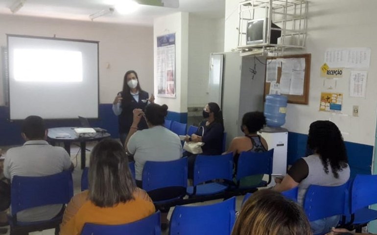 Enfermeiros e farmacêuticos são capacitados para realização de testes rápidos para covid-19