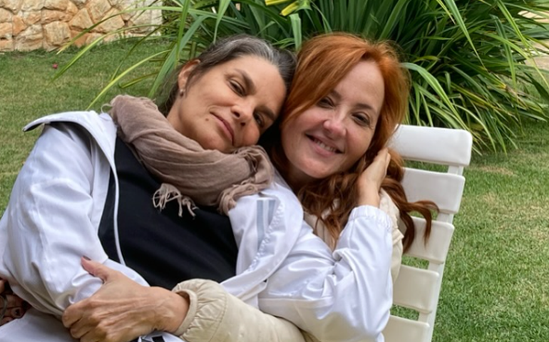 Atriz Claudia Netto faz homenagem emotiva à namorada que morreu após 5 anos juntas: 'Voa na sua luz, meu amor'