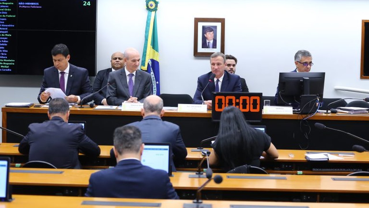 Ministro nega conivência do GSI com os atos de 8 de janeiro e anuncia blindagem dos vidros do Planalto