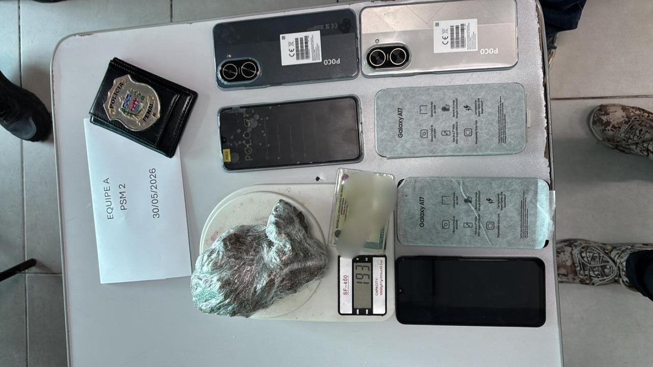 Policiais penais flagram drogas e aparelhos celulares com esposa de preso no sistema prisional