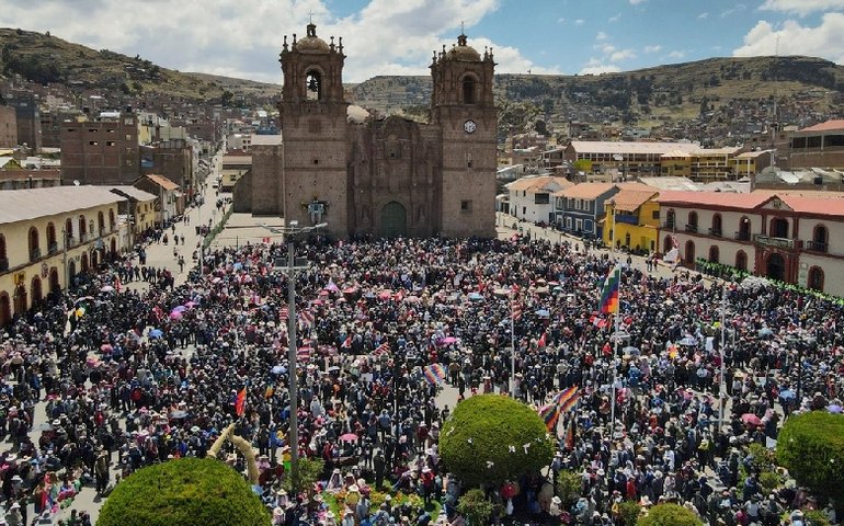 Milhares de manifestantes chegam à capital do Peru para protesto contra governo