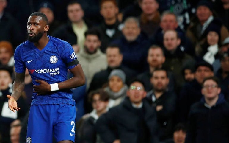 Chelsea investiga injúria racial cometida por torcedor contra Son, do Tottenham