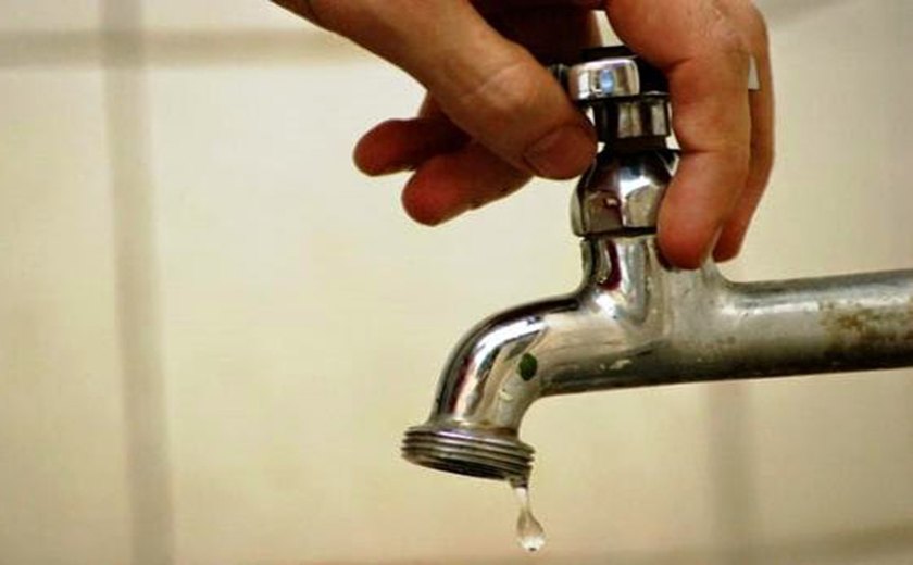 Casal executa serviço para restabelecer fornecimento de água no Sertão