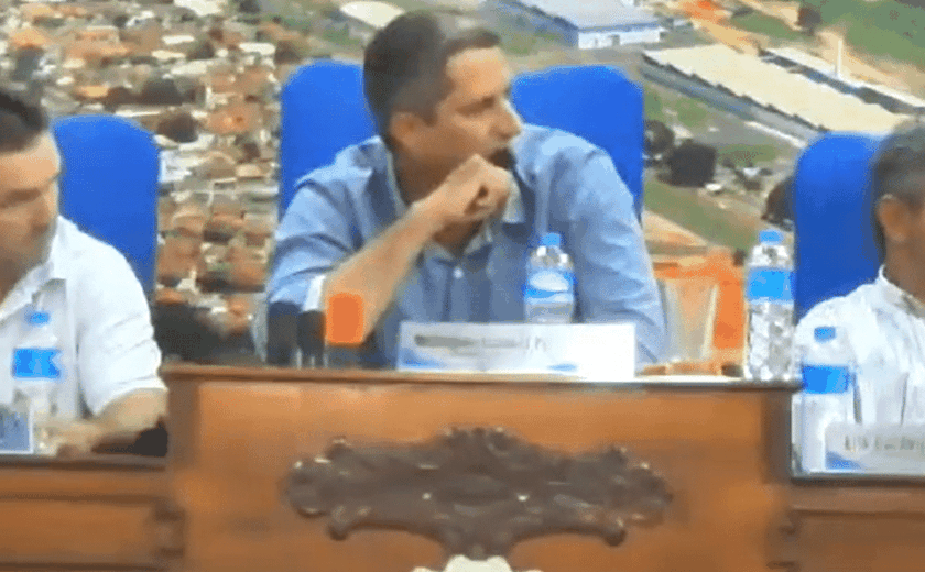 Presidente de Câmara em SP faz ofensa a vereador Durante sessão: 'Autista, senhor é um louco'
