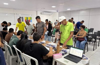 Segurança Cidadã entrega crachás e alvarás para ambulantes que vão atuar no São João Massayó