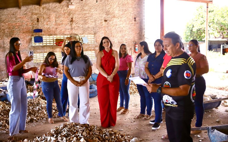 Prefeita Edilza Alves homenageia mulheres trabalhadoras das Casas de Farinha da Mata Limpa