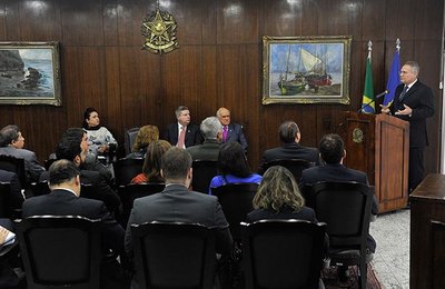 Renan instala comissão para analisar salários acima do teto