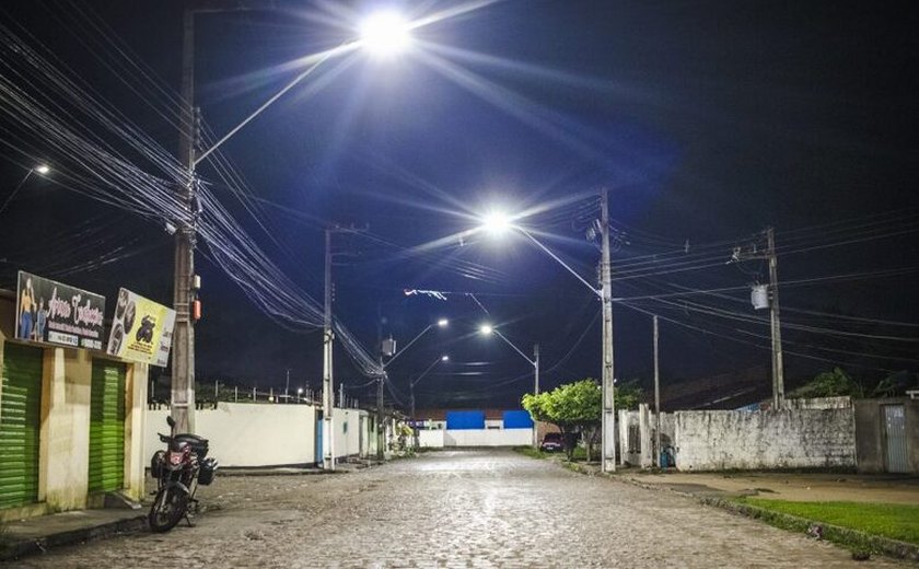 Nova iluminação em LED melhora a vida dos moradores do Conjunto Carminha no Benedito Bentes