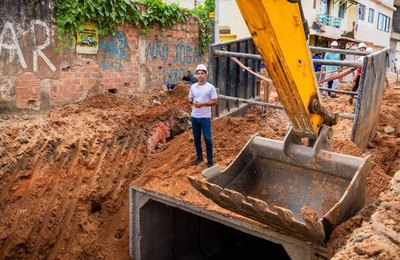 Prefeito Rodrigo Cunha vistoria obra de macrodrenagem da Grota do Ipanema, que vai reduzir alagamentos em três bairros de Maceió
