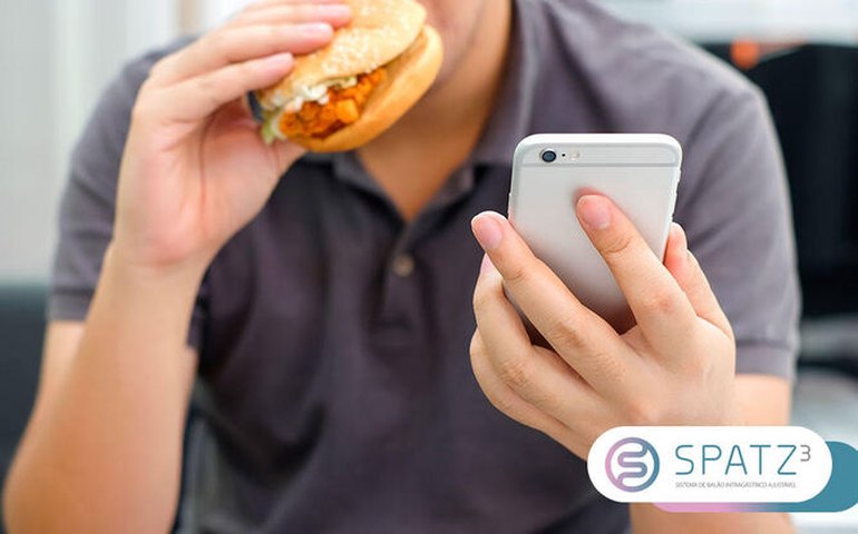 Comer enquanto mexe no celular aumenta os riscos de ganho de peso