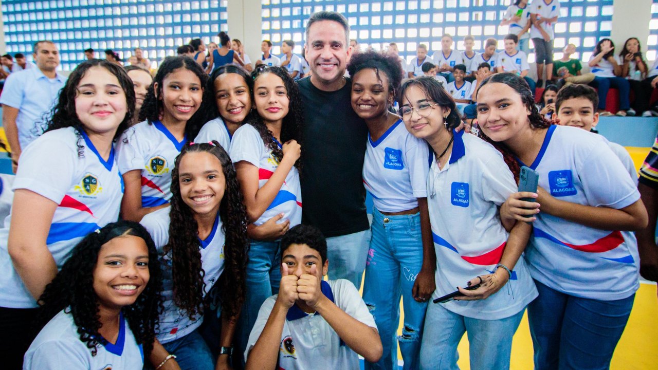 Governador entrega ginásio e revitalização da Escola Maria da Salete Gusmão, no Clima Bom