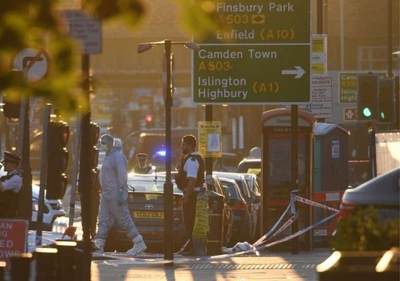 Fiéis de mesquita são alvo de ataque com van em Londres