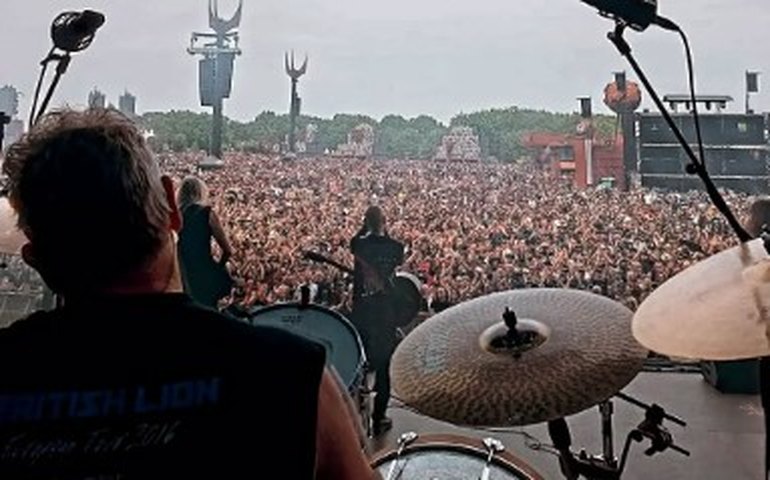 Quem é Simon Dawson, que assume bateria do Iron Maiden após último show de Nicko McBrain em SP?