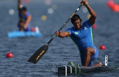 Isaquias Queiroz conquista medalha de prata na canoagem