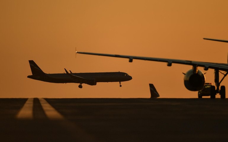 Companhias aéreas perdem US$ 53 bilhões em valor de mercado devido à crise no Oriente Médio