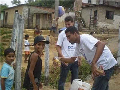 Grupo de jovens evangelizou e distribuiu presentes com a criançada