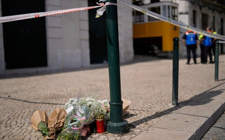 Flores são fotografadas no local onde um bonde turístico descarrilou e sofreu um acidente
