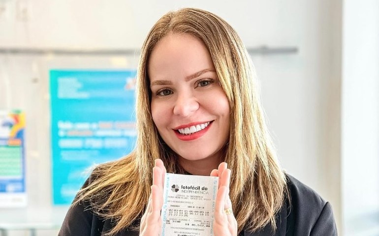Paulinha Leite mostra bilhete premiado da Lotofácil da Independência: 'É tetra!'