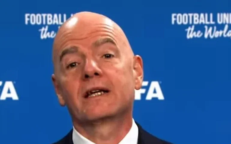 Infantino propõe expulsão de jogadores que cobrem a boca em discussões
