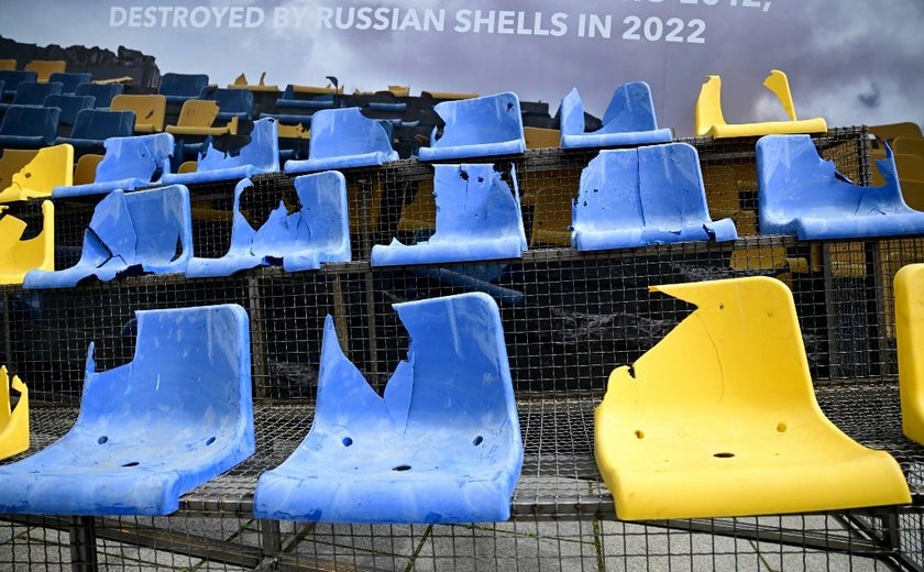 Parte de arquibancada de estádio destruído na Ucrânia é exposta em Munique