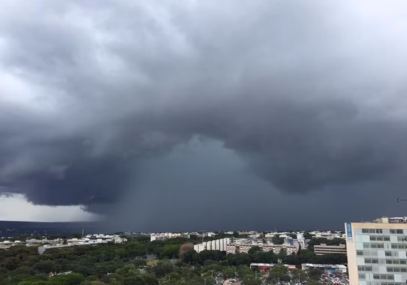 Temporal em Brasília faz chuva invadir plenário da Câmara dos Deputados