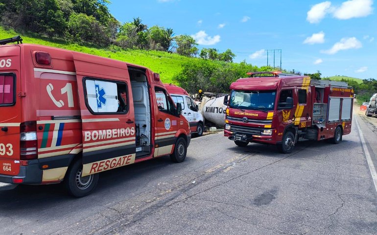 Bombeiros alagoanos resgatam motorista preso às ferragens em acidente na divisa com Pernambuco