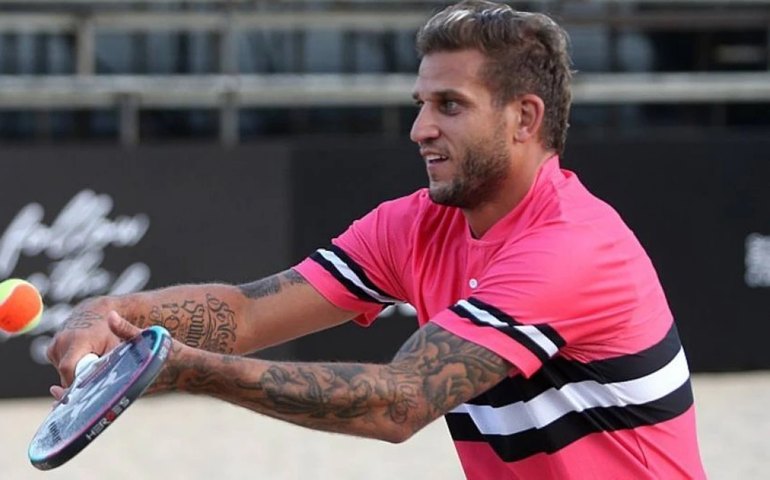 Rafael Moura se divide entre futebol e beach tennis e vira modelo de pós-carreira