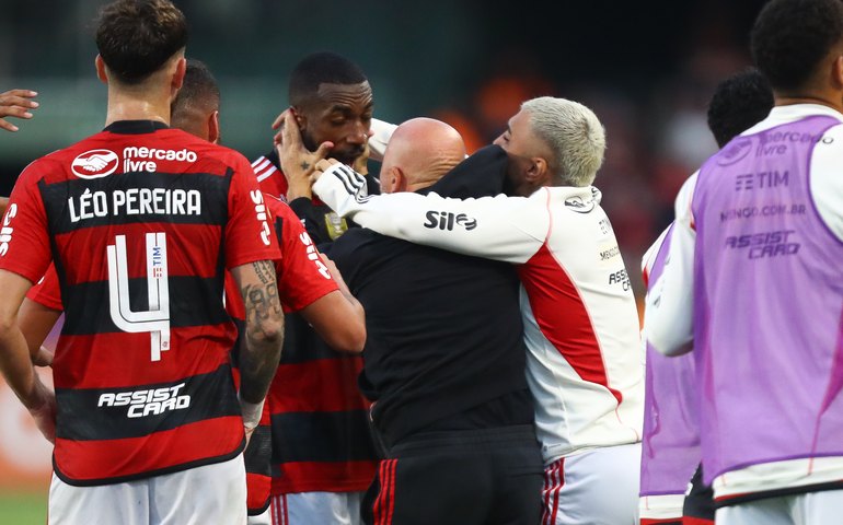 Com gol de Gerson no fim, Flamengo supera Coritiba no Couto Pereira
