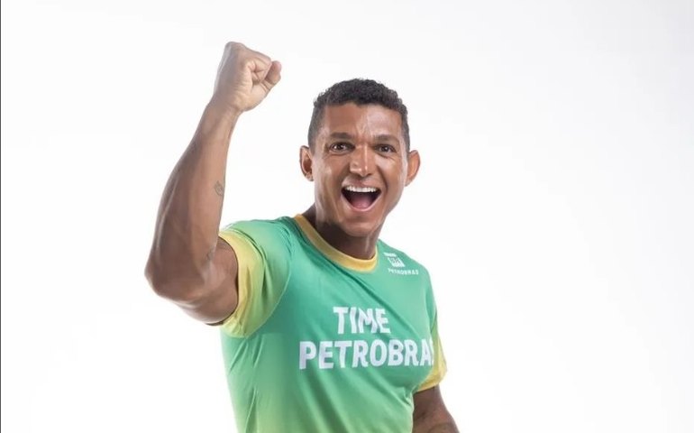 Isaquias Queiroz chega na França para ser porta-bandeira do Brasil na abertura das Olimpíadas: 'Finalmente'