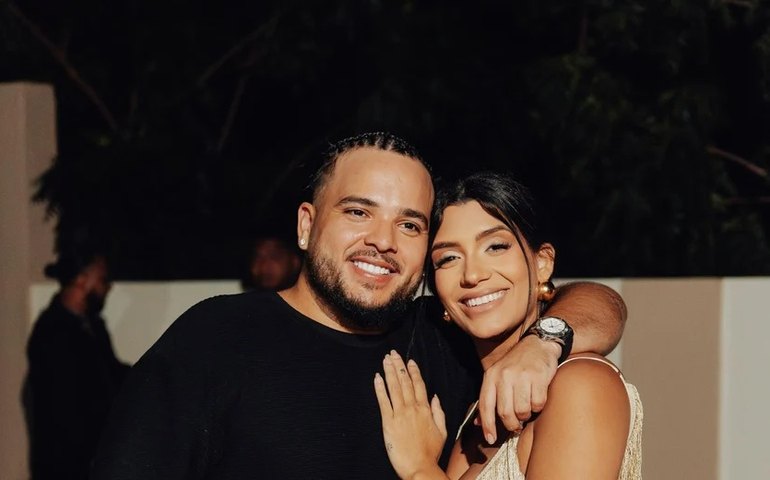 Influencer brasileira sofre ataques nas redes sociais após anunciar gravidez com cantor internacional  