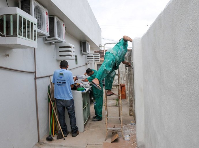 Prefeito em exercício de Maceió vistoria obras em unidade de saúde
