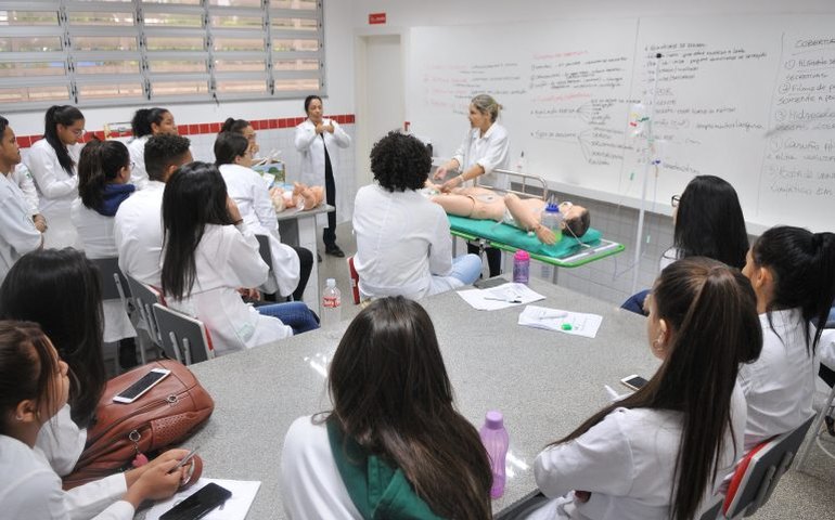 Comissão debate inclusão de disciplinas sobre doenças raras na grade curricular de cursos na área da saúde