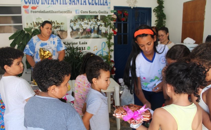 Secretaria de Economia realiza ação de Natal e presenteia crianças do coro infantil Santa Cecília