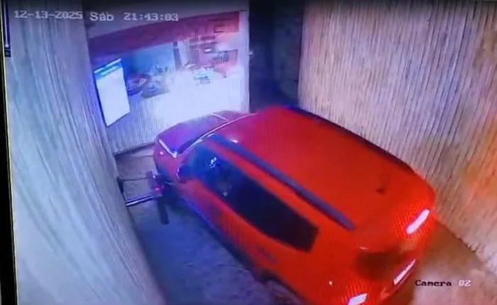 Vítima estaria no veículo vermelho ao lado da esposa do suposto assassino