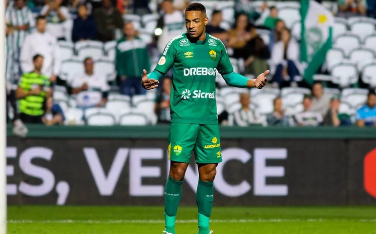 Jenison volta aos treinos e reforça o Guarani contra o Tombense