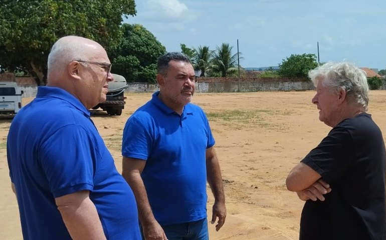 Campo de futebol do Canaã será revitalizado: afirma secretário de Esporte após visita ao local
