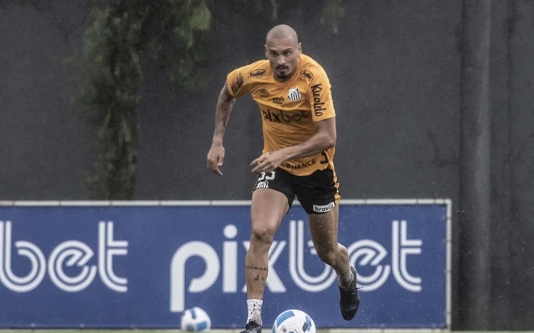 Nova baixa na defesa do Santos abre caminho para retorno de Maicon após lesão