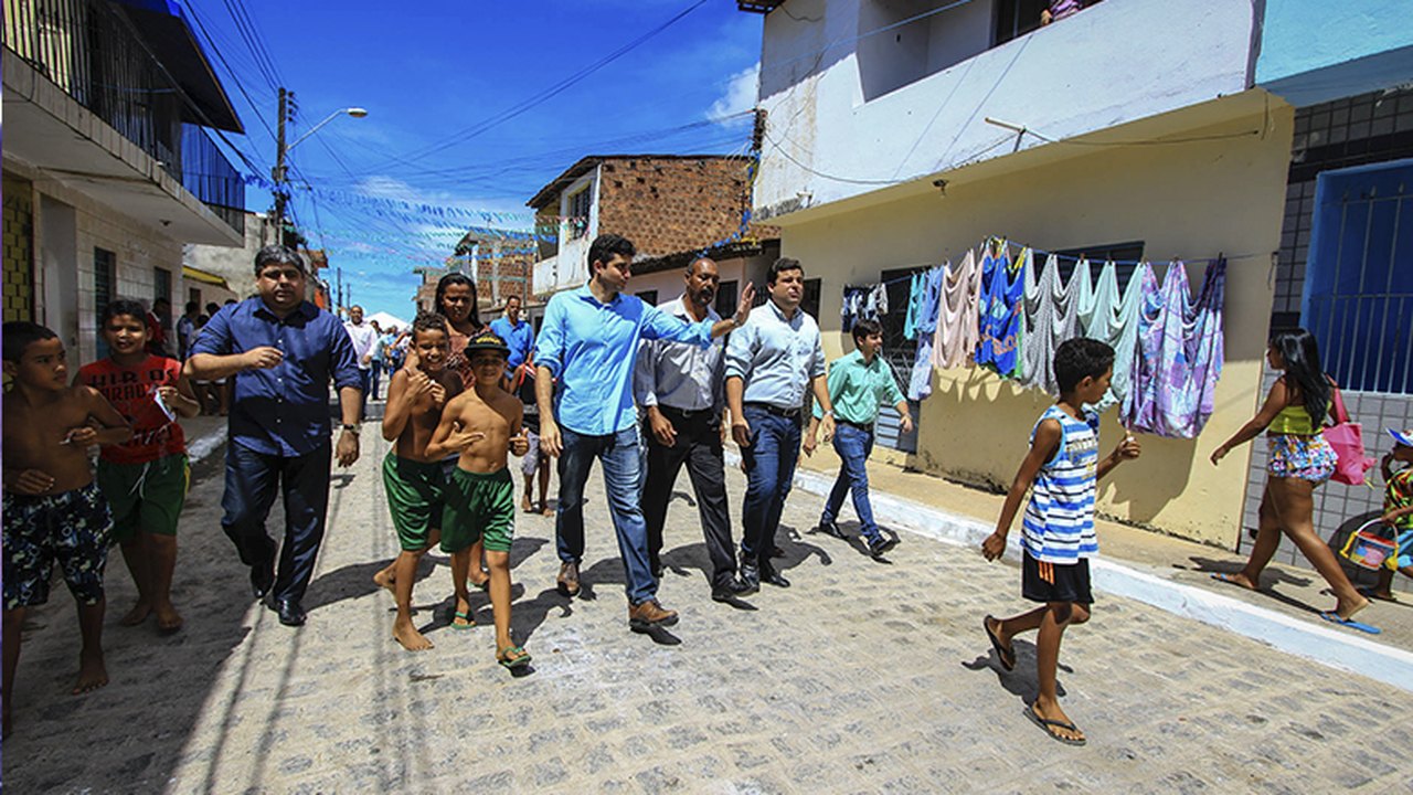 Maceió: Rui Palmeira entrega obras de infraestrutura em ruas do Jacintinho