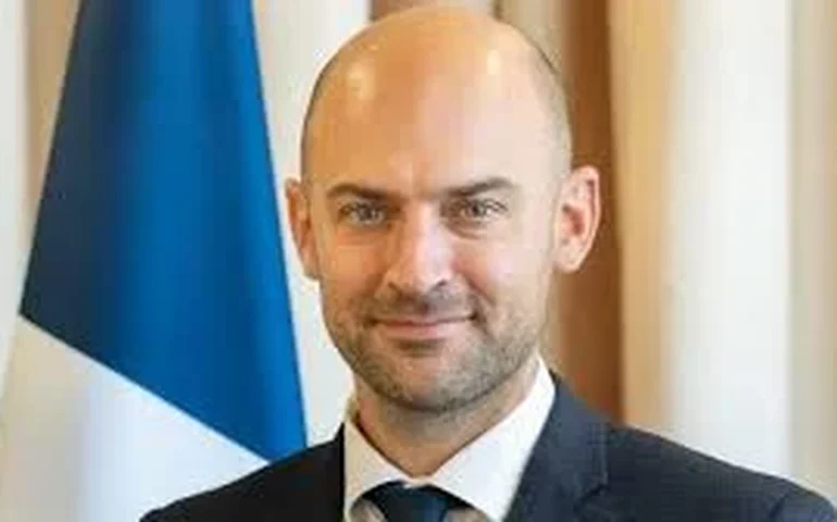 'Estreitos são artérias do mundo e não estão à venda', diz ministro francês, com foco em Ormuz