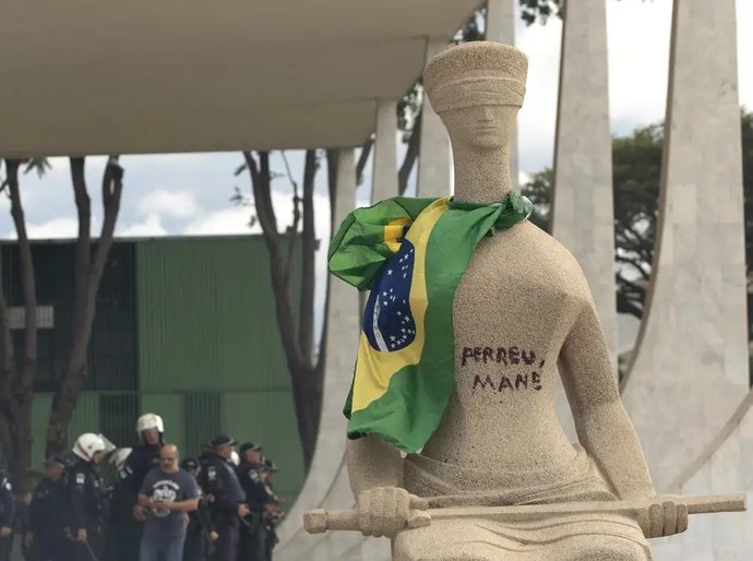 STF nega recurso de mulher que pichou estátua no 8 de janeiro