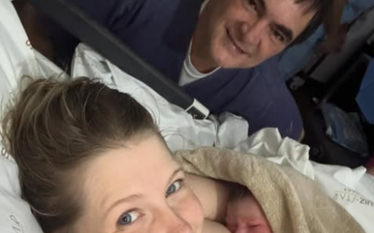 Samuel Rosa mostra a primeira foto da caçula recém-nascida