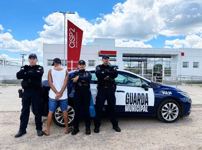 Suspeito de furto é conduzido pela Guarda Municipal de Delmiro Gouveia ao Cisp poucos instantes após denúncia