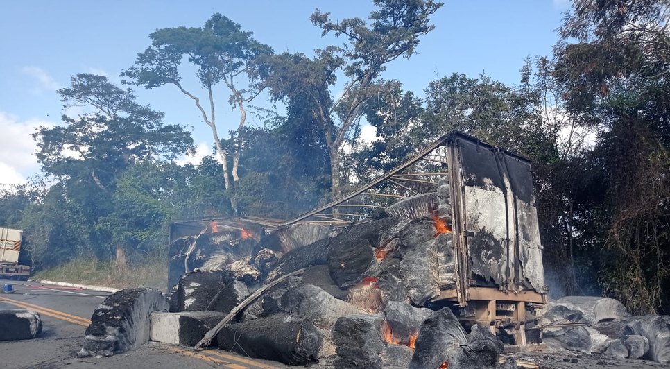 Carreta carregada de algodão pega fogo e deixa rodovia federal totalmente interditada em Sergipe