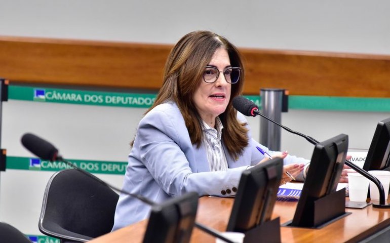 Comissão aprova projeto que inclui cuidador de idoso entre serviços domiciliares ofertados pelo SUS