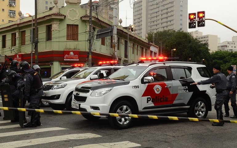 Governo de SP investiga imagens que mostram PMs espancando suspeito em calçada