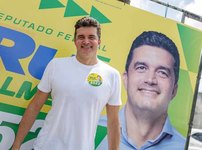 Rui Palmeira inicia campanha para deputado federal com grande adesivaço em Maceió