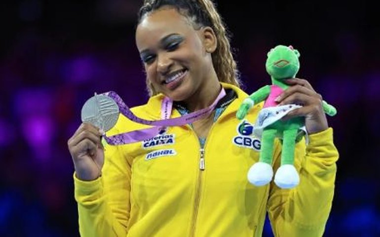 Rebeca Andrade é bicampeã mundial no salto