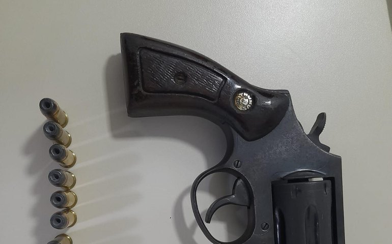 Polícia Militar flagra homem armado durante festa junina em Piranhas