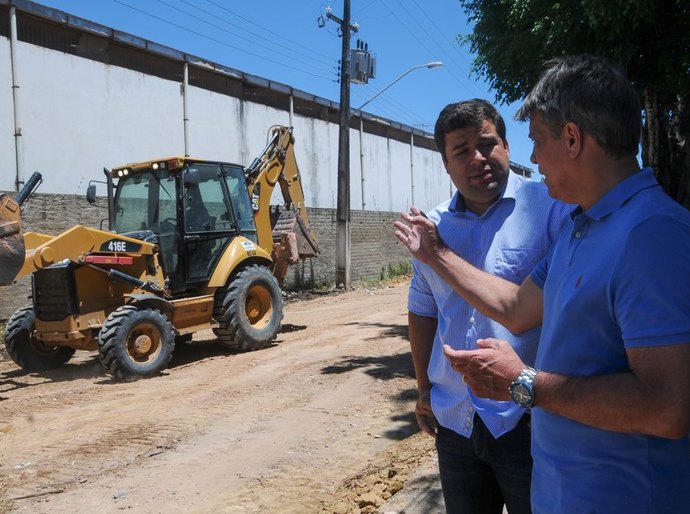 Marcelo Palmeira vistoria obras de pavimentação no bairro do Canaã